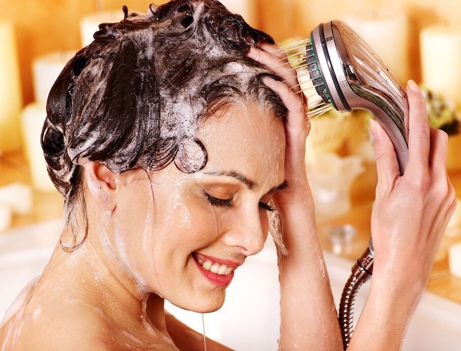Sergant galvos odos žvyneline, būtina praustis gydomuoju šampūnu