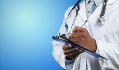 gydytojas daro pastabą