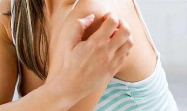 mergina kasosi petį