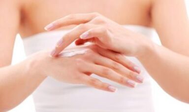 mergina tepa ranką tepalu